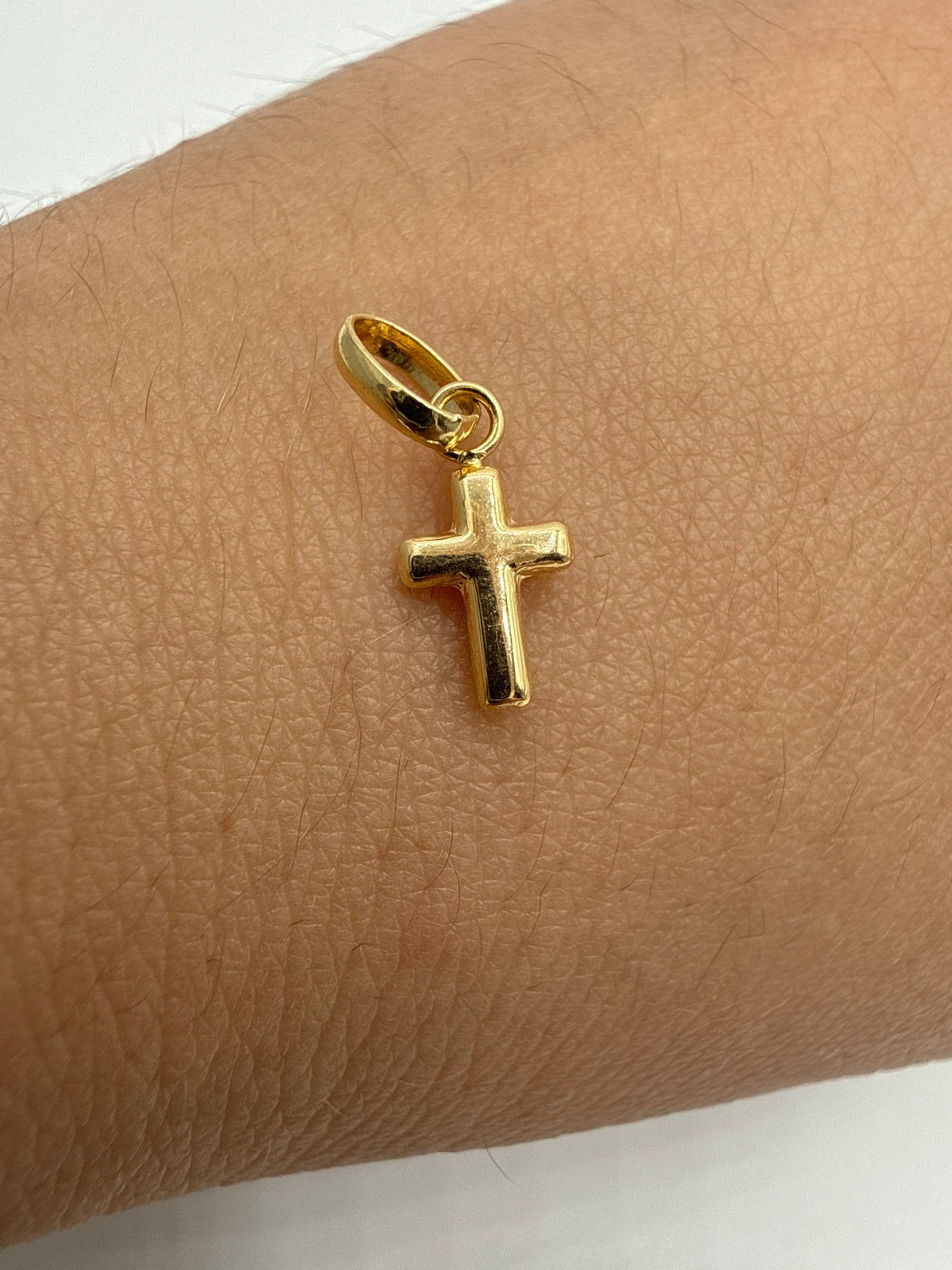 Dije Cruz Lisa Oro amarillo 18k 0,23 Gr / 5,5 mm / 0,8 Cm