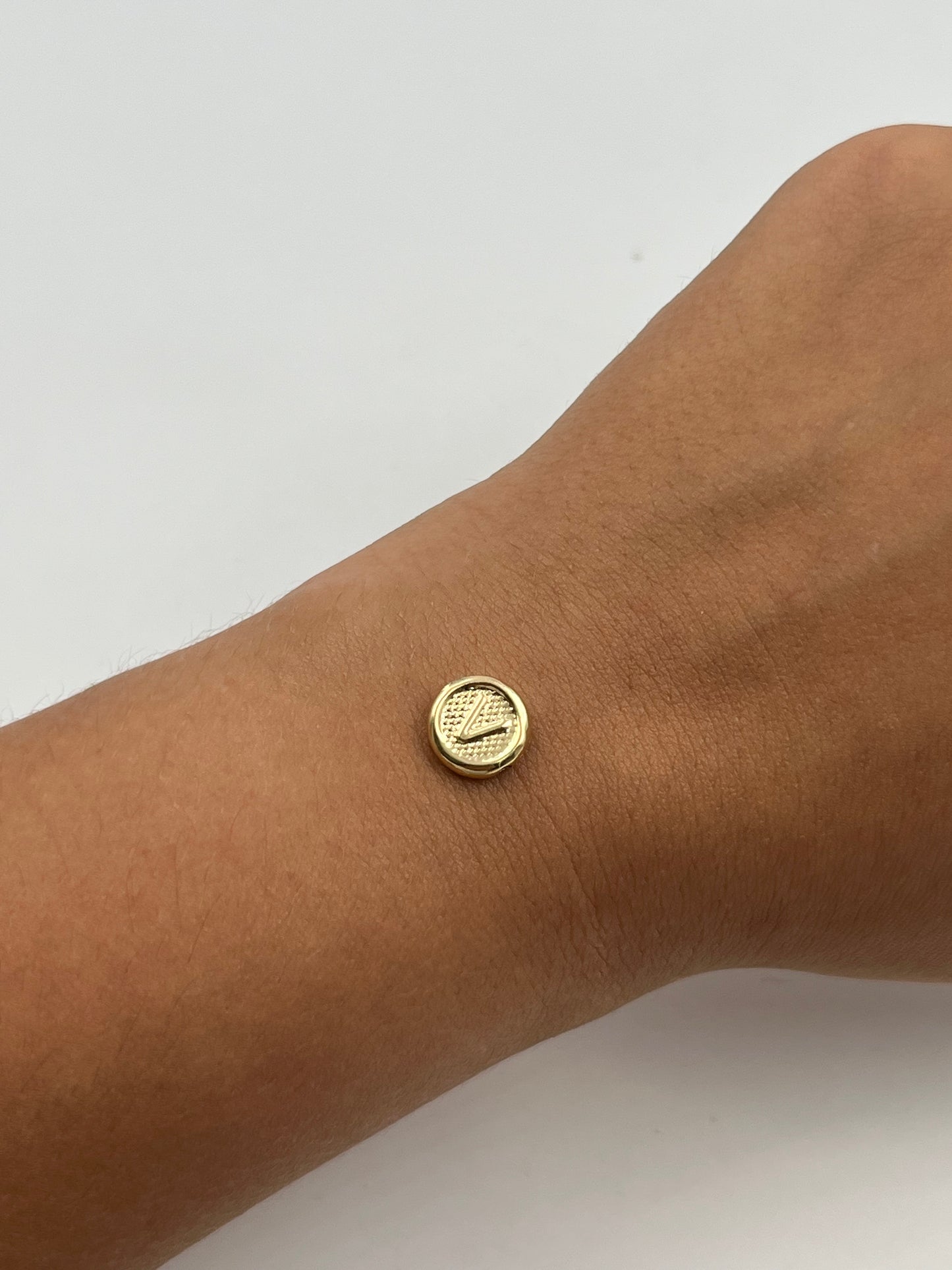 Herraje letra V Oro amarillo 18k 0,39 Gr / 1 Cm