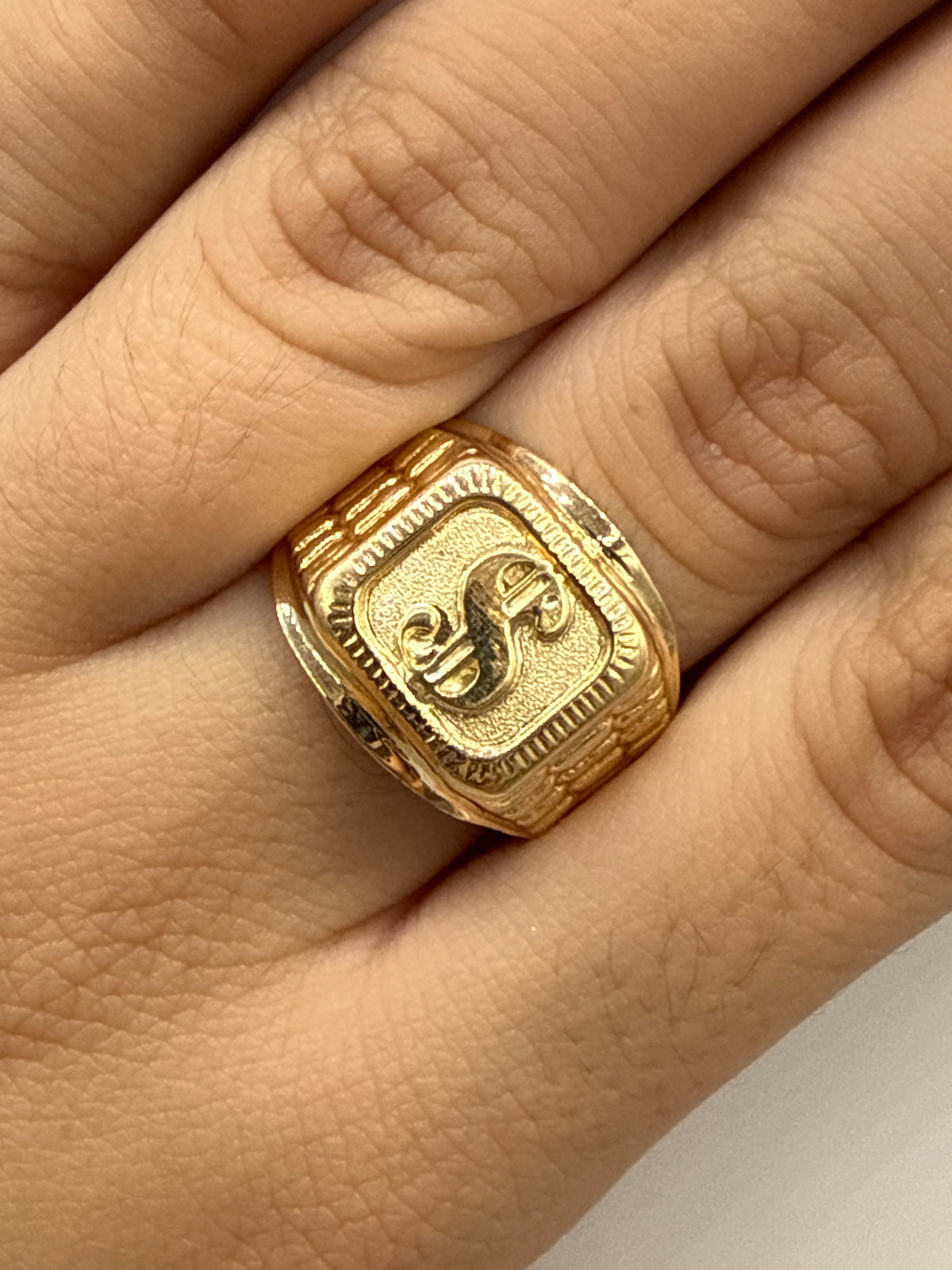 Anillo Signo Peso Oro amarillo 18k / Talla 10 1/2 / 3,47 Gr / 15,3 mm