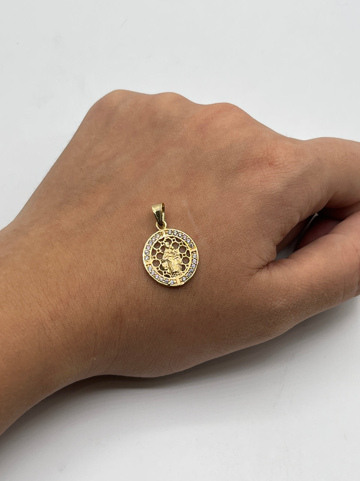Dije Virgen Del Carmen Circon Blanco Oro amarillo 18k +2 / 1,60 Gr / 15,5 mm / 2 Cm