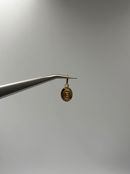 Dije Letra E Oro amarillo 18k 0,45 Gr / 7,5 mm / 0,9 Cm