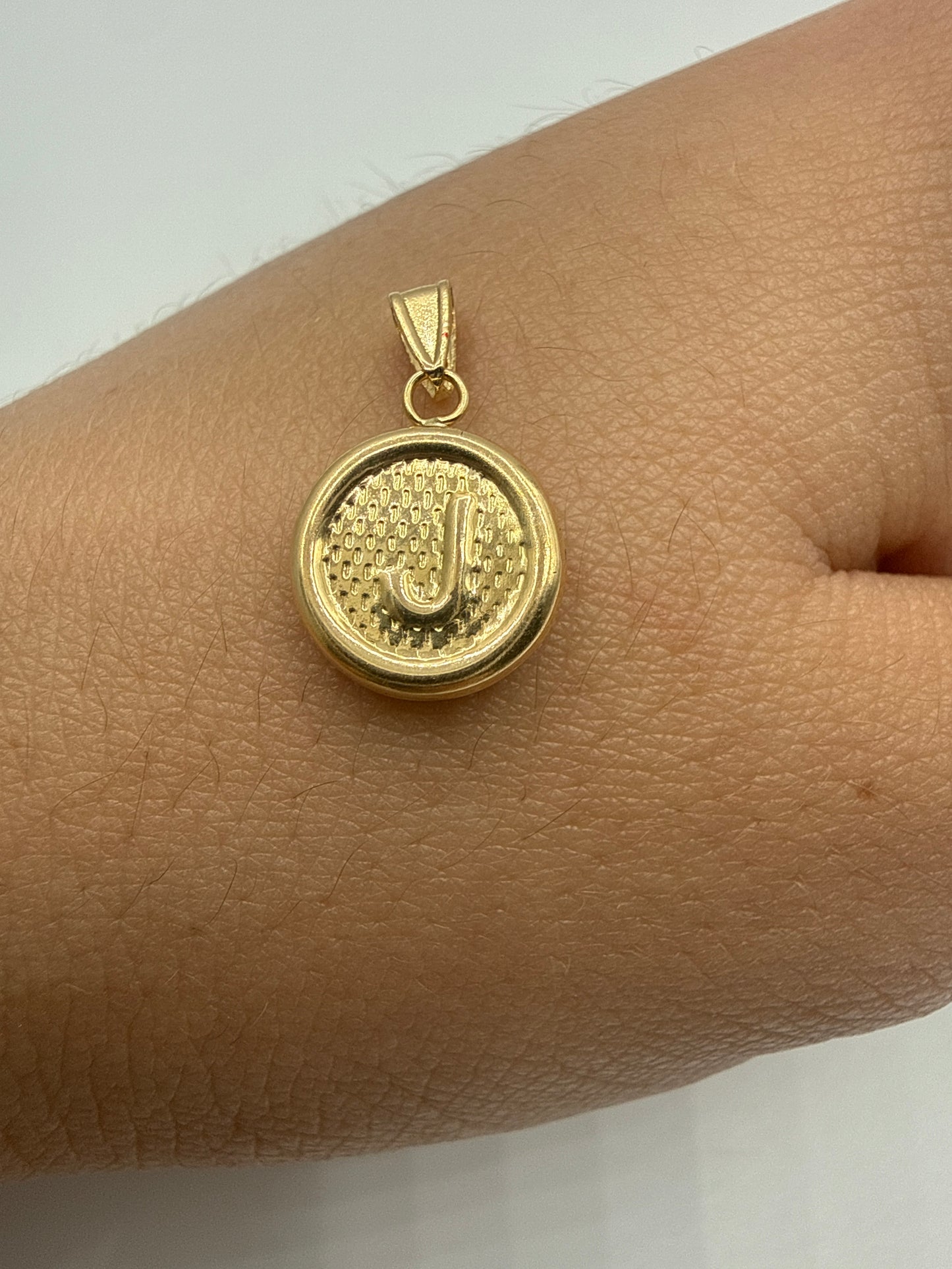 Dije Letra J Oro amarillo 18k 0,54 Gr / 10 mm / 1 Cm
