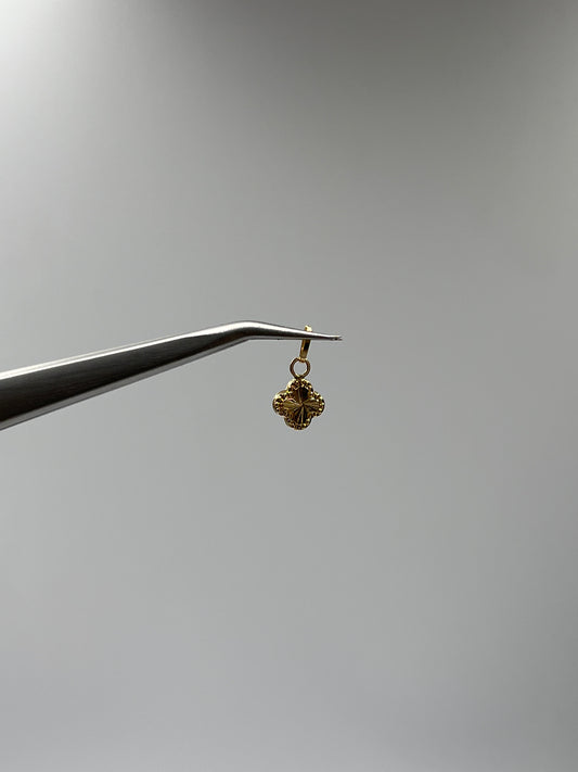 Dije Trebol Diamantado Oro amarillo 18k 0,34 Gr / 7,6 mm / 0,7 Cm