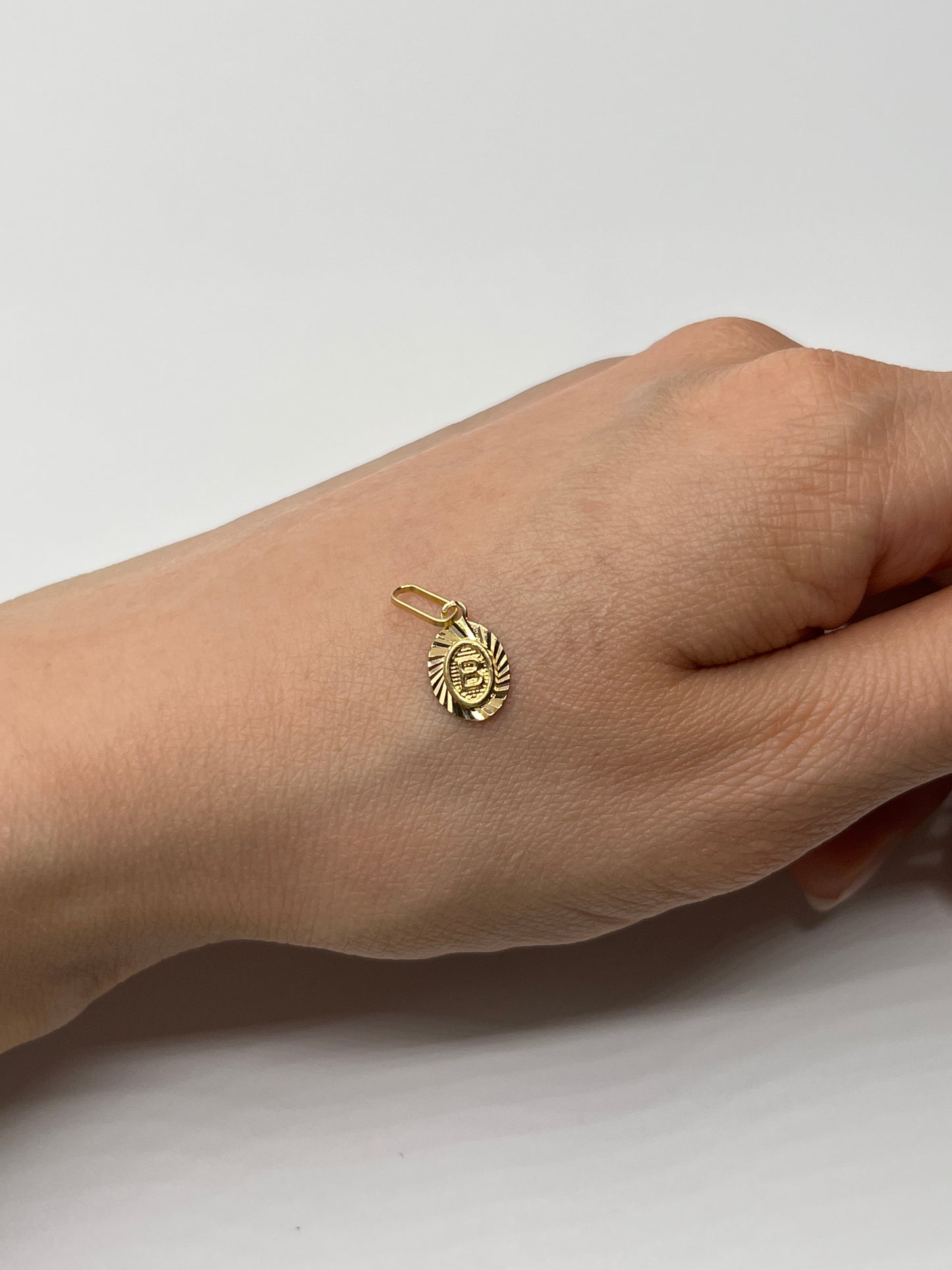 Dije Letra B Oro amarillo 18k 0,55 Gr / 10 mm / 1 Cm
