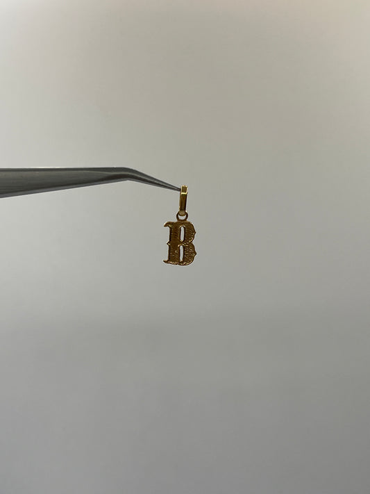 Dije Letra B Oro amarillo 18k 0,53 Gr / 7,80 mm / 1,2 Cm