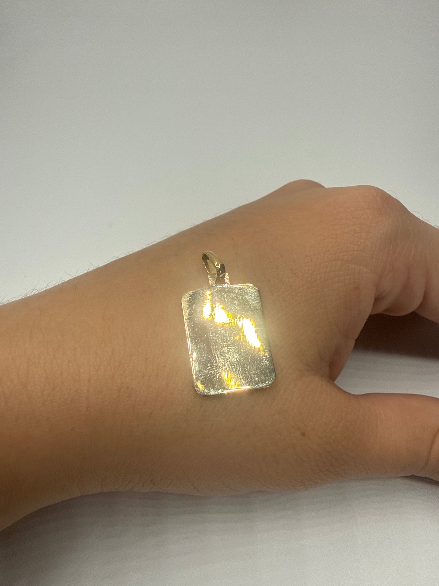 Dije Placa Lisa Oro amarillo 18k 0,85 Gr / 14,10 mm / 2 Cm