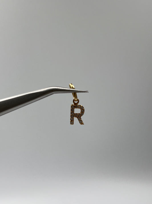 Dije Letra R Circon Blanco Oro amarillo 18k 0,53 Gr / 5,6 mm / 0,8 Cm