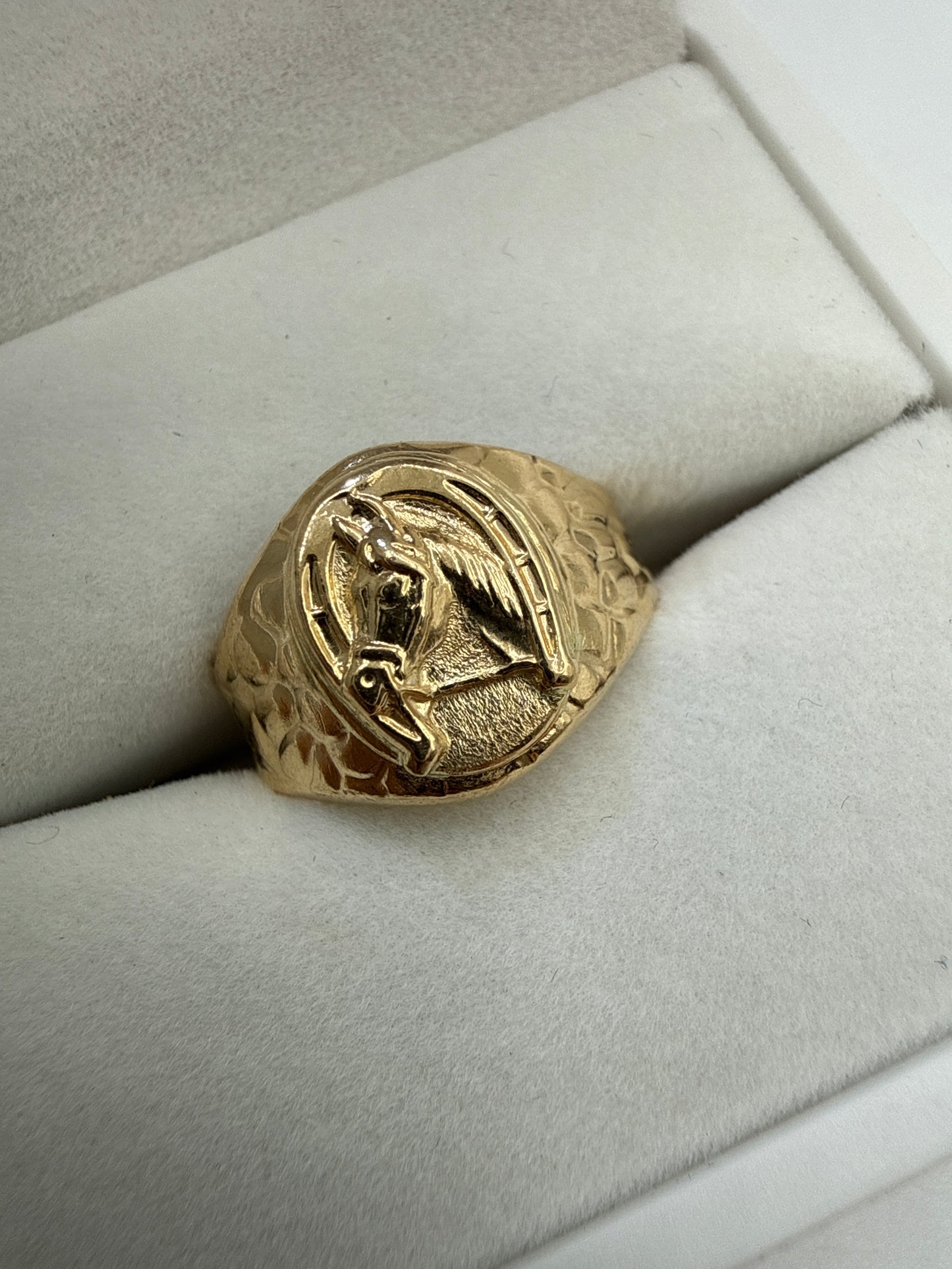 Anillo Herradura Caballo Oro amarillo 18k / Talla 8 1/2 / 2,65 Gr / 14 mm
