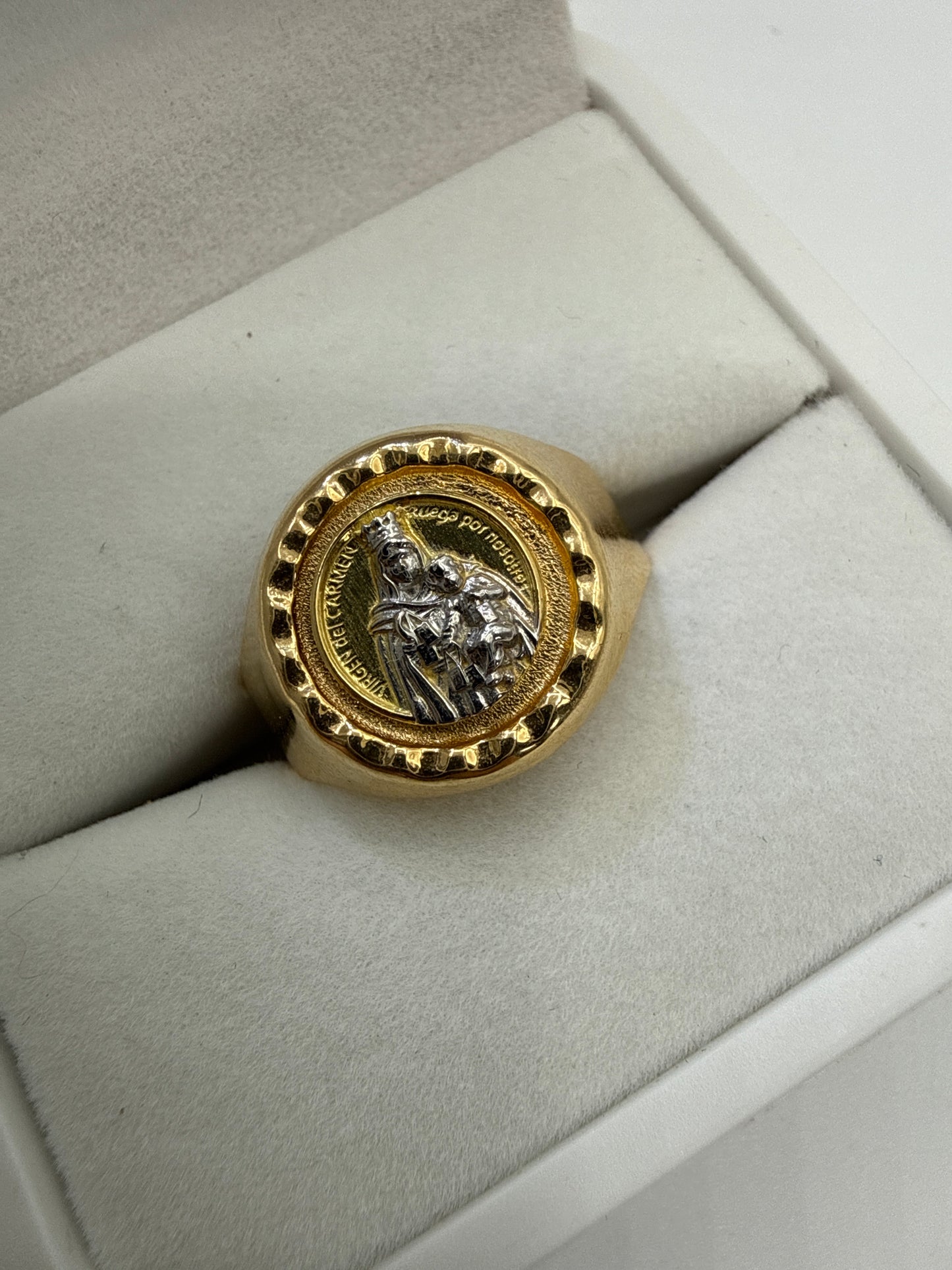 Anillo Virgen del carmen Oro amarillo 18k / Talla 10 1/2 / 3,81 Gr / 15 mm