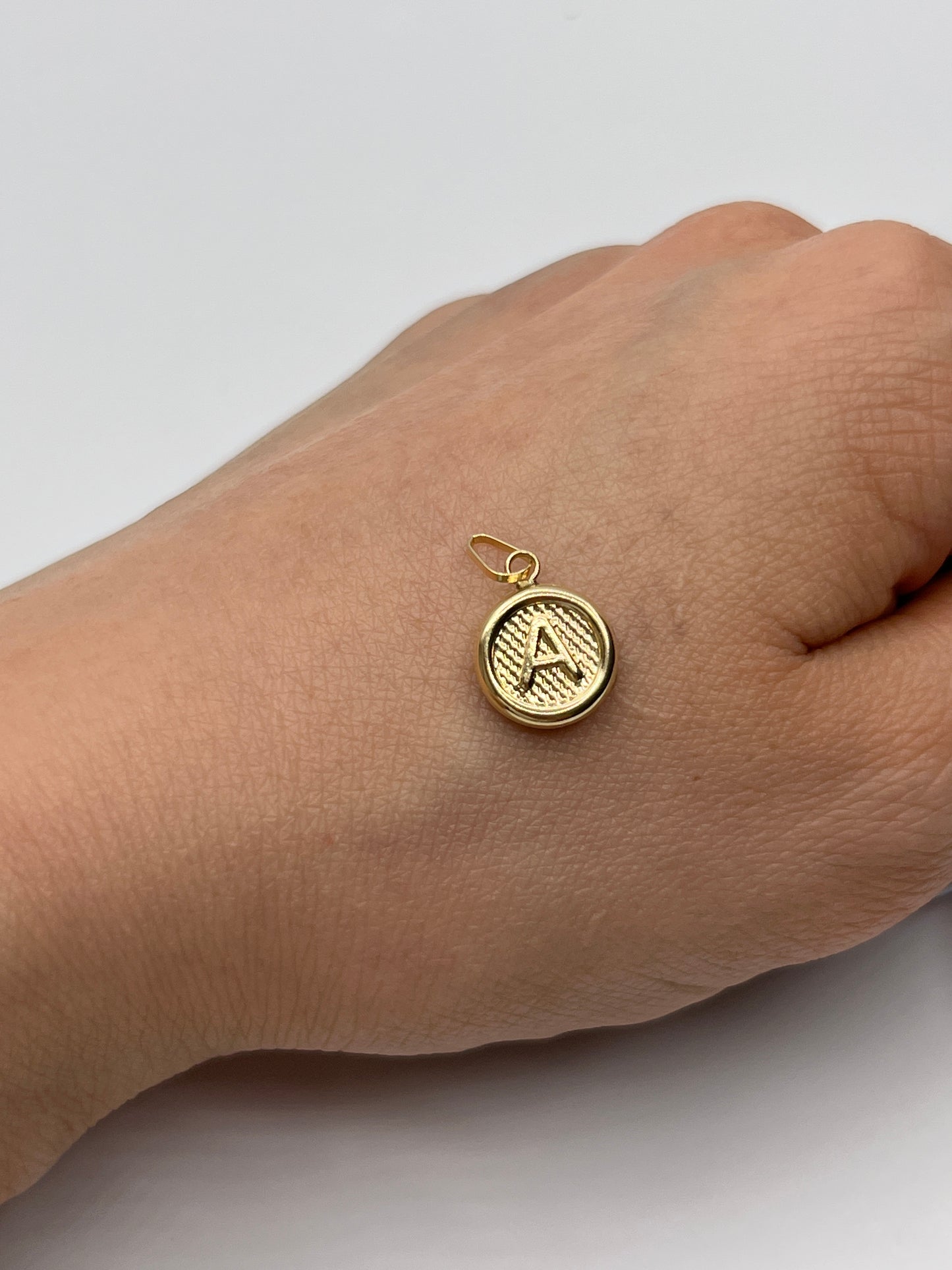 Dije Letra A Oro amarillo 18k 0,51 Gr / 10 mm / 1 Cm