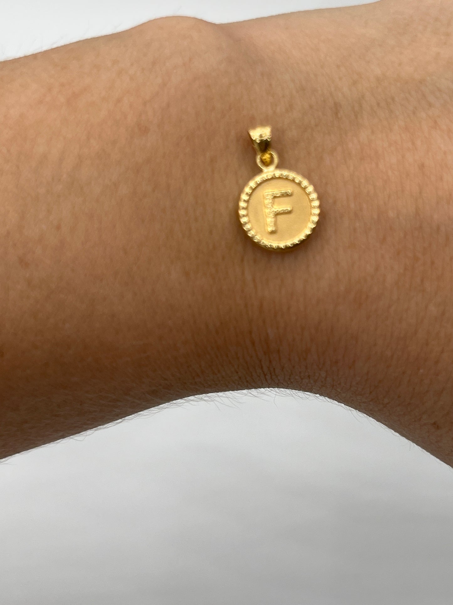Dije Letra F Oro amarillo 18k 0,55 Gr / 10,1 mm / 1 Cm