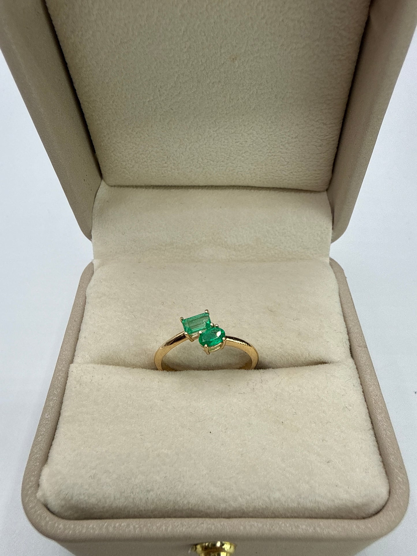 Anillo Tu y Yo Esmeralda 0.505Ct Oro It Amarillo 2.01 Gr / Talla 5 1/2 / 2.09 Gr