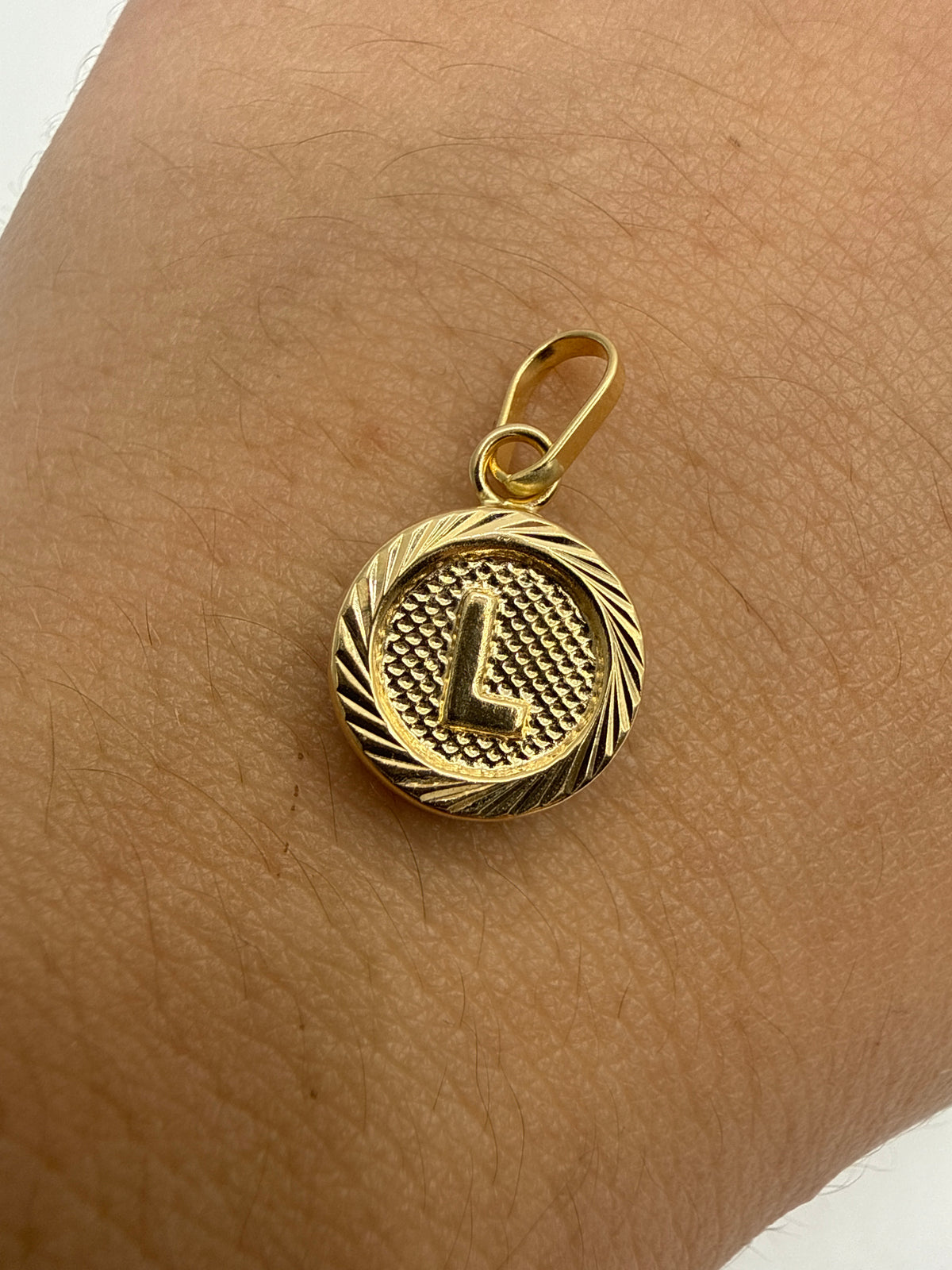 Dije Letra L Diamantada Oro amarillo 18k 0,68 Gr / 10 mm / 1 Cm