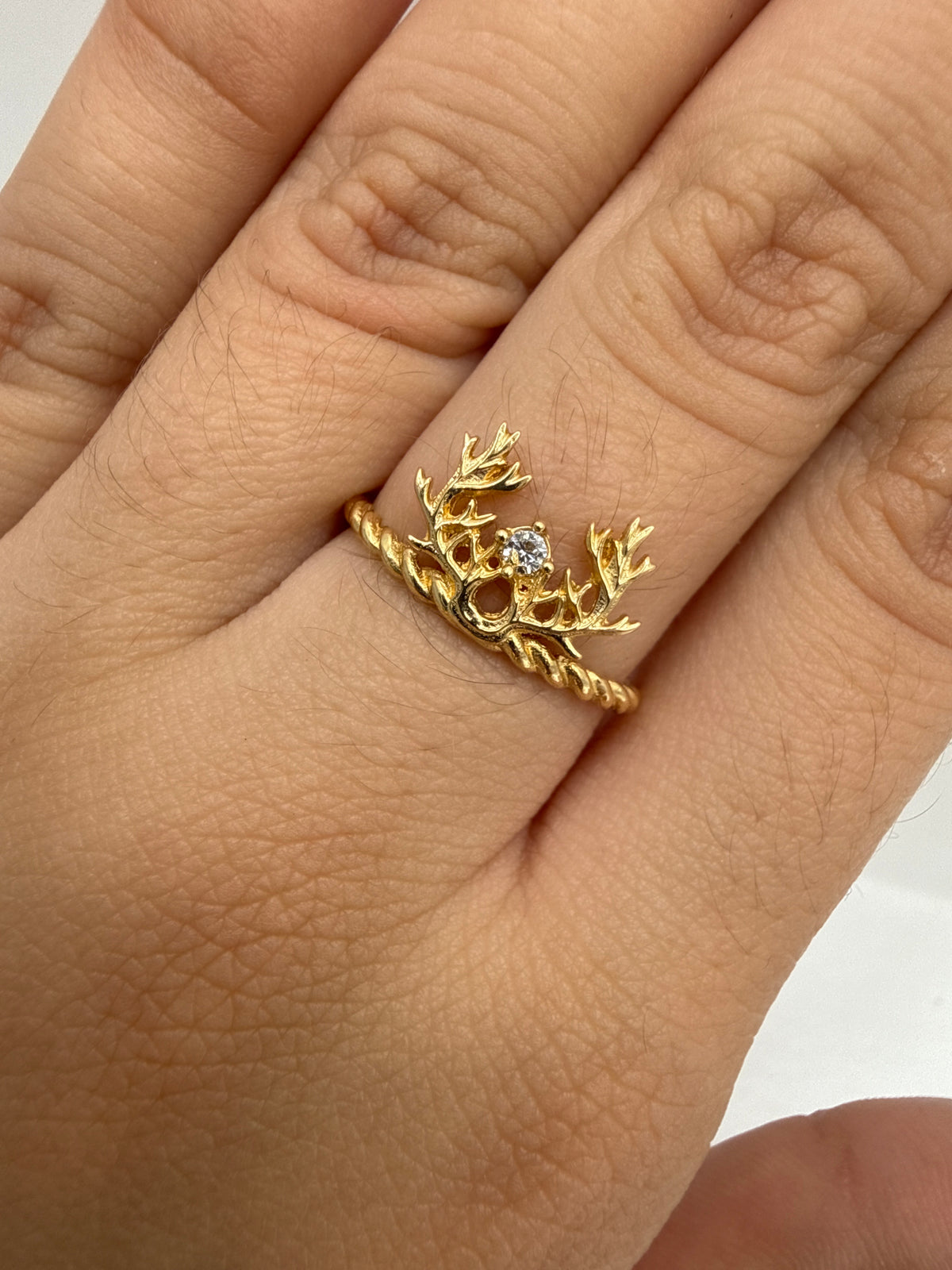 Anillo Cuerno Venado Oro amarillo 18k / Talla 6 1/2 / 2,00 Gr / 9 mm
