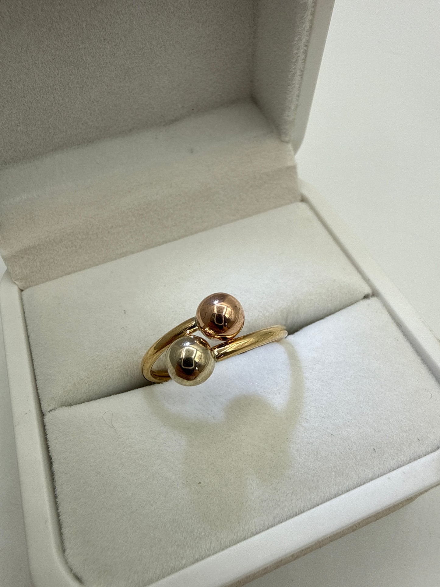 Anillo Tu Y Yo Tres oros 18k / Talla 8 1/2 / 1,39 Gr / 8 mm