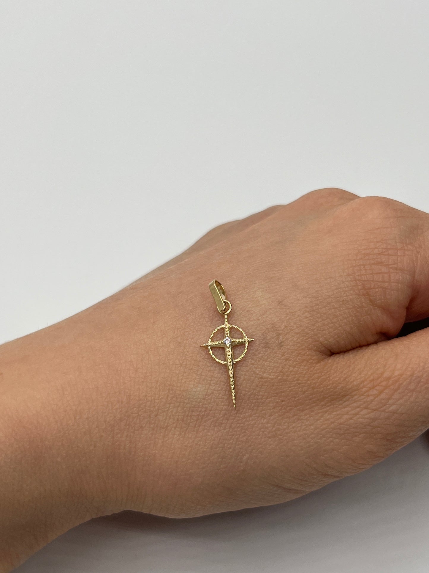 Dije Cruz Circon Blanco Oro amarillo 18k 0,50 Gr / 9,6 mm / 2 Cm