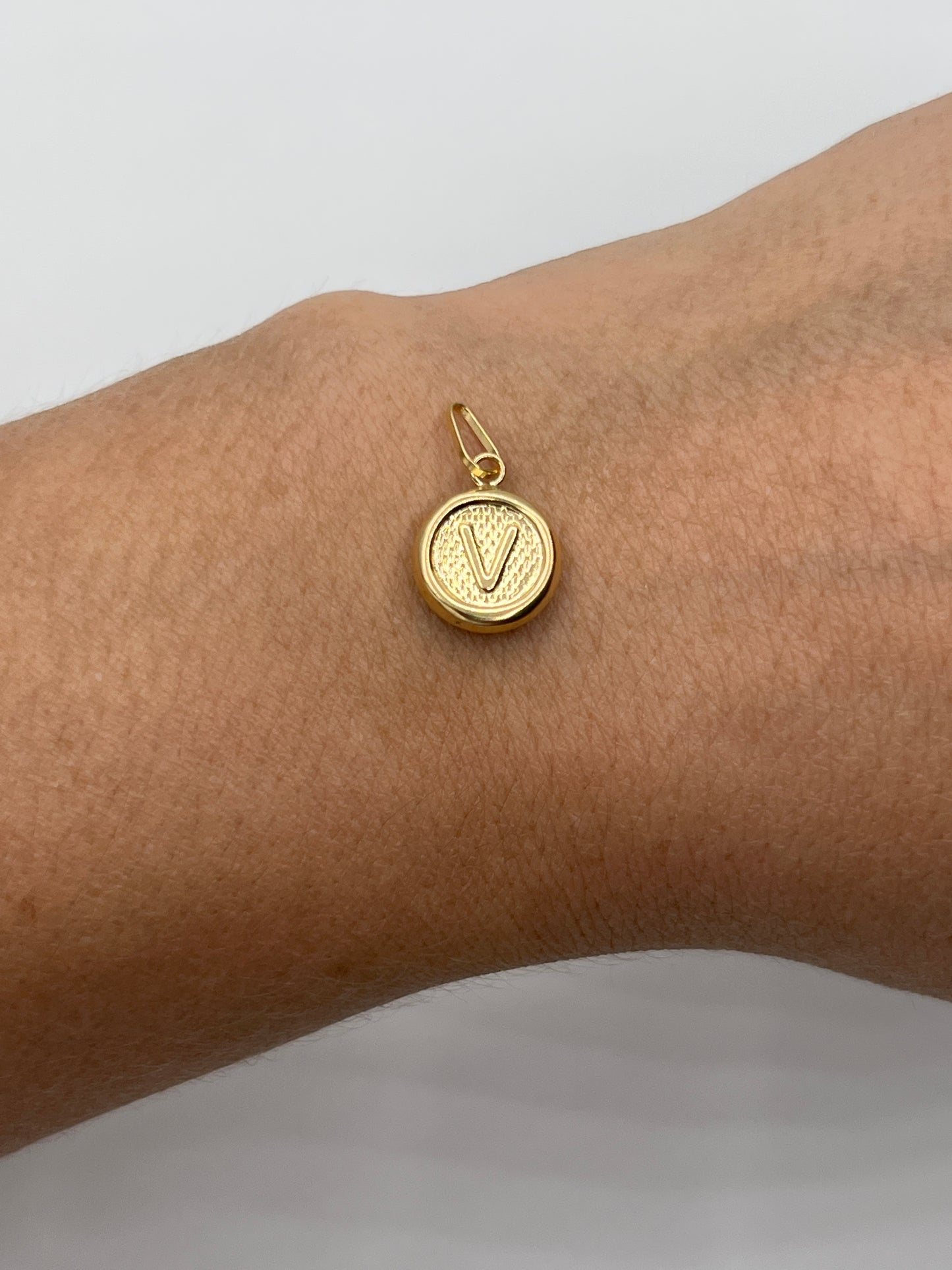 Dije Letra V Oro amarillo 18k 0,51 Gr / 10 mm / 1 Cm