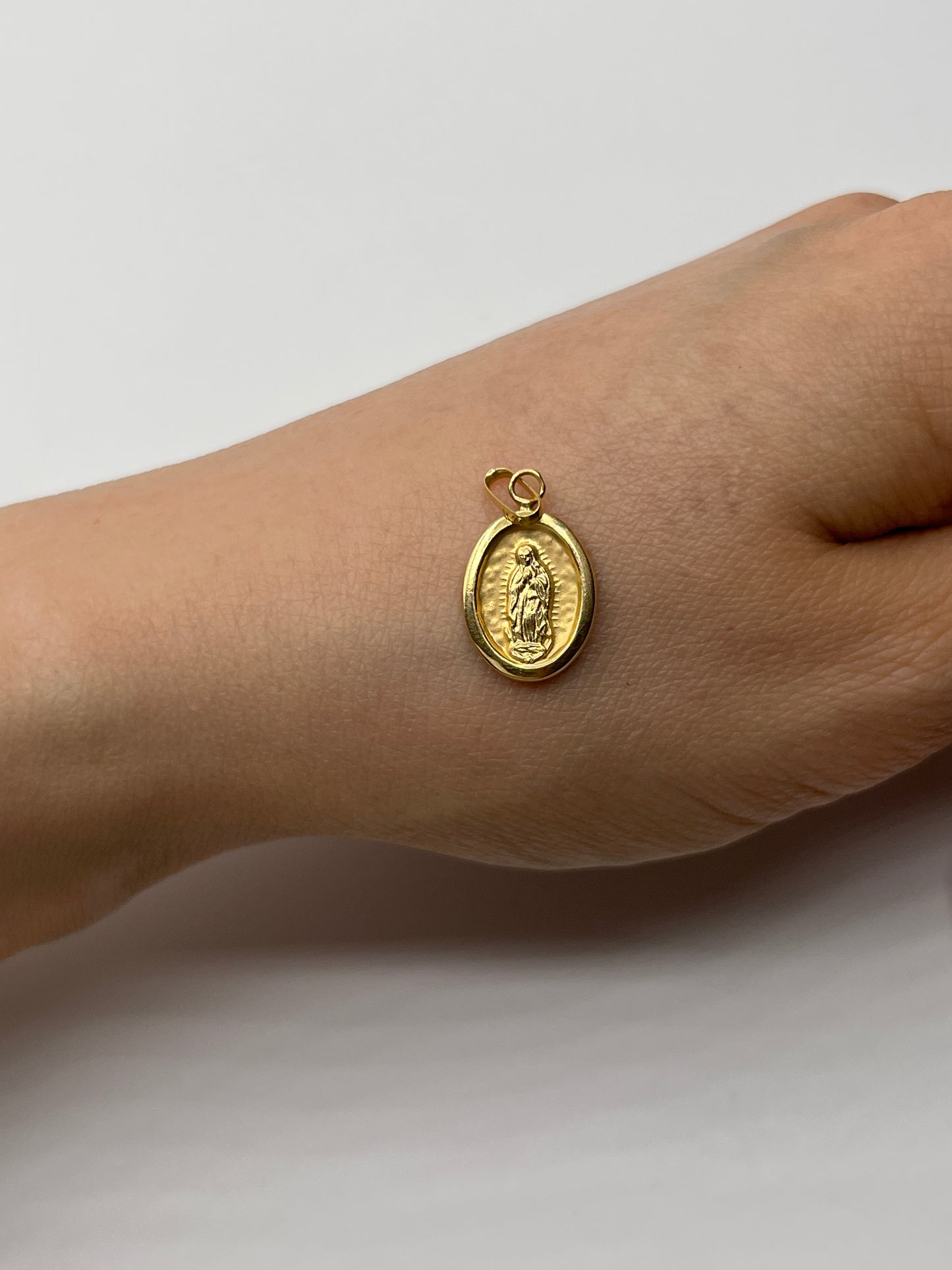 Dije Virgen Guadalupe Oro amarillo 18k 0,75 Gr / 11 mm / 1,7 Cm
