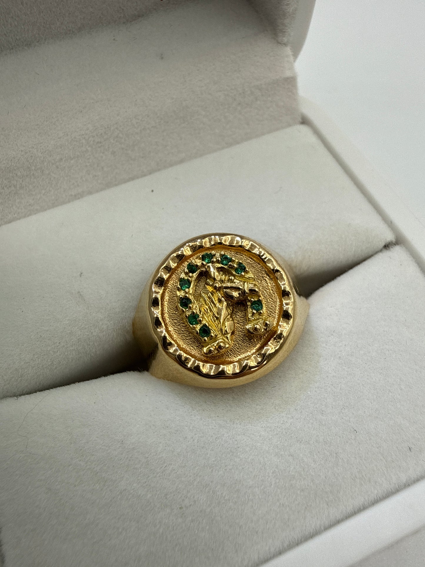Anillo Herradura circon verde Oro amarillo 18k / Talla 9 1/2 / 3,56 Gr / 15 mm