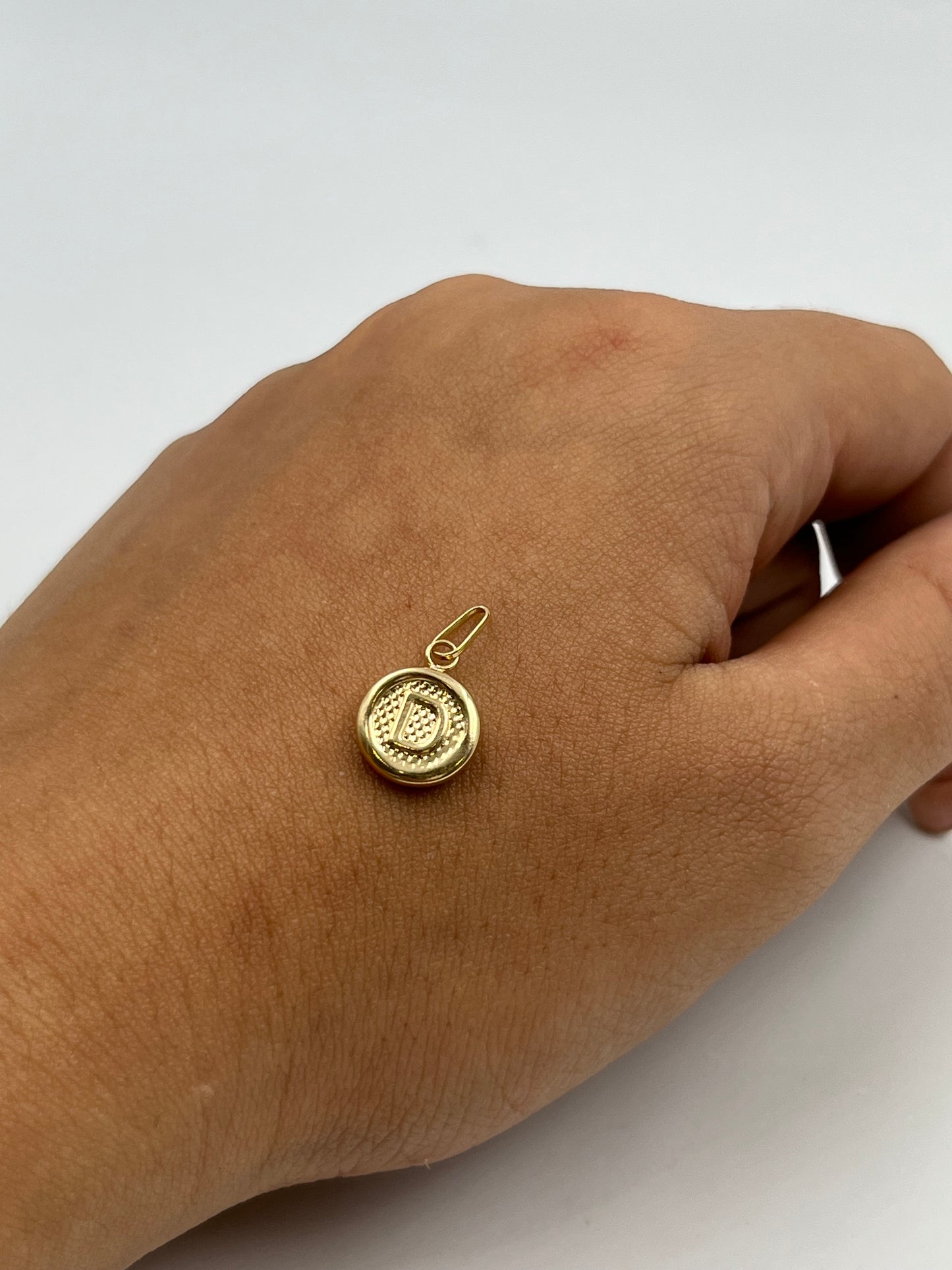 Dije letra D Oro amarillo 18k 0,56 Gr / 10 mm / 1,1 Cm