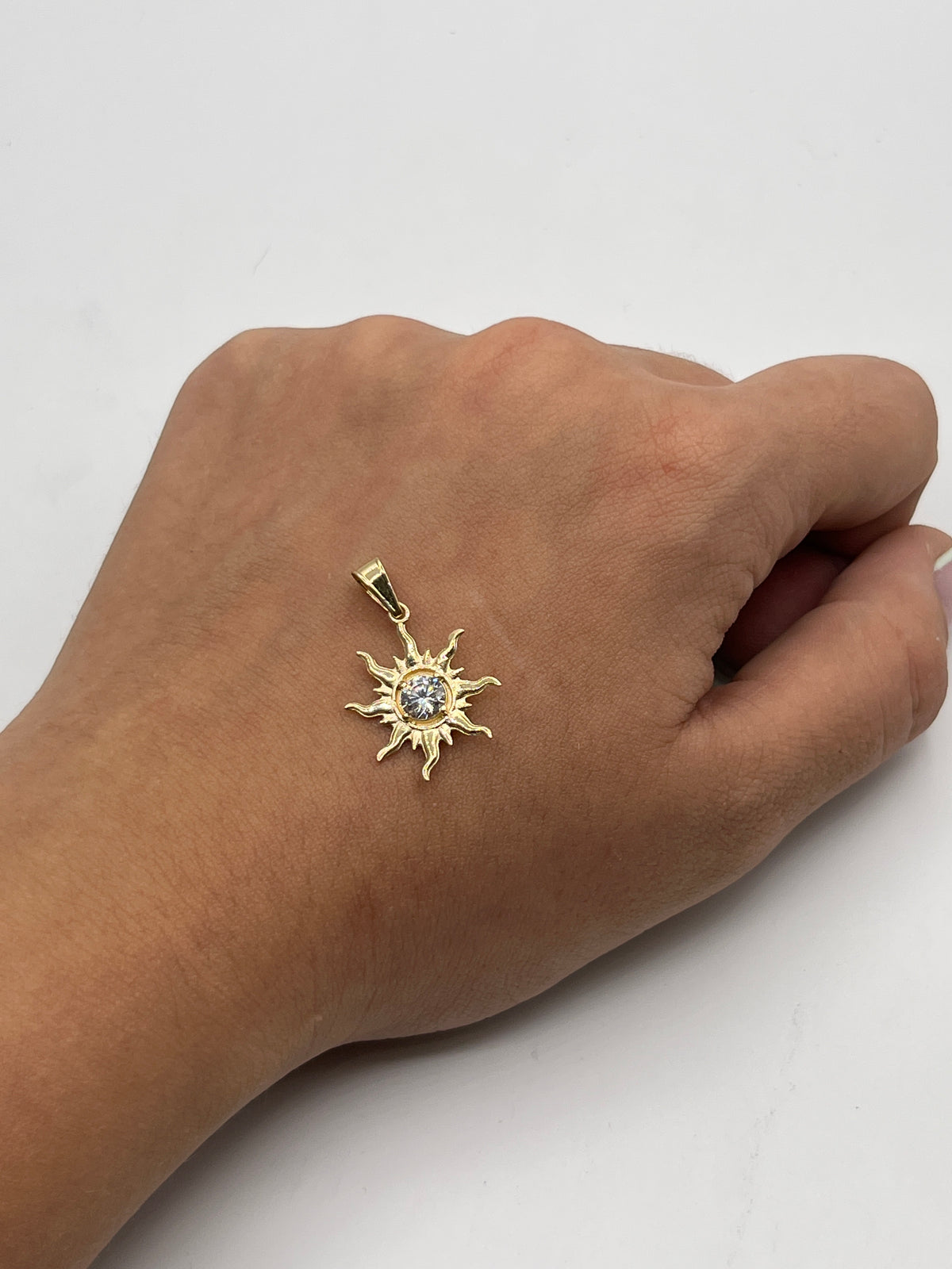 Dije Sol Circon Blanco Oro amarillo 18k +2 / 1,45 Gr / 15,90 mm / 2,2 Cm