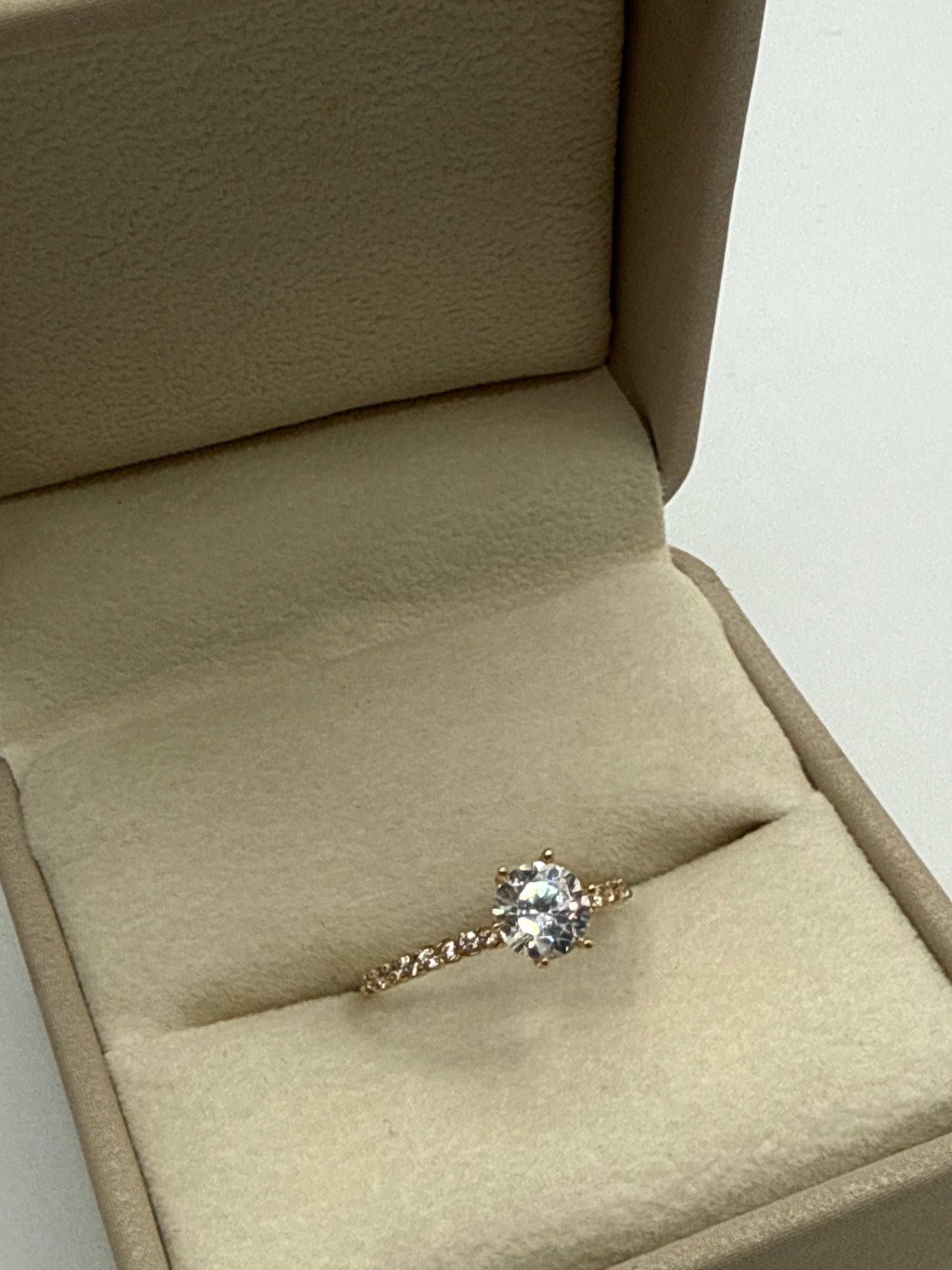Anillo Solitario Circon Blanco Oro amarillo 18k / Talla 6 1/2 / 1,46 Gr / 6,10 mm