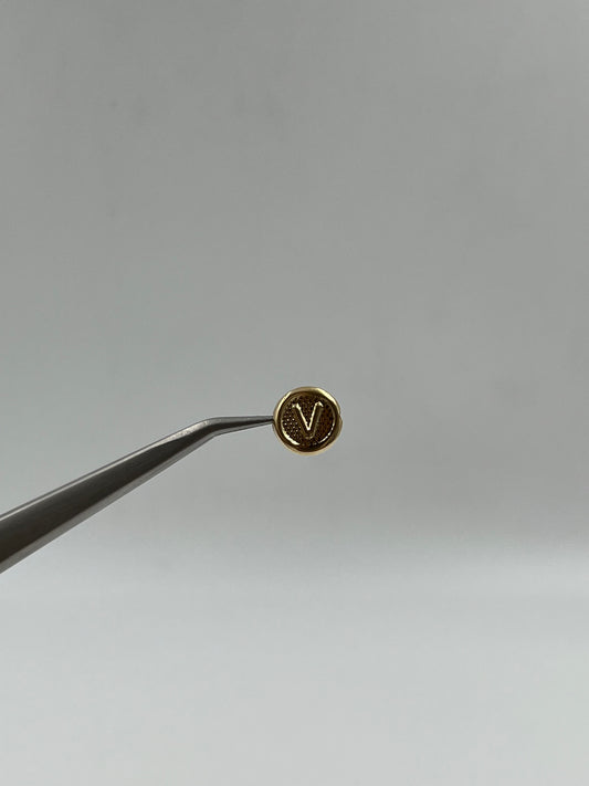 Herraje letra V Oro amarillo 18k 0,39 Gr / 1 Cm