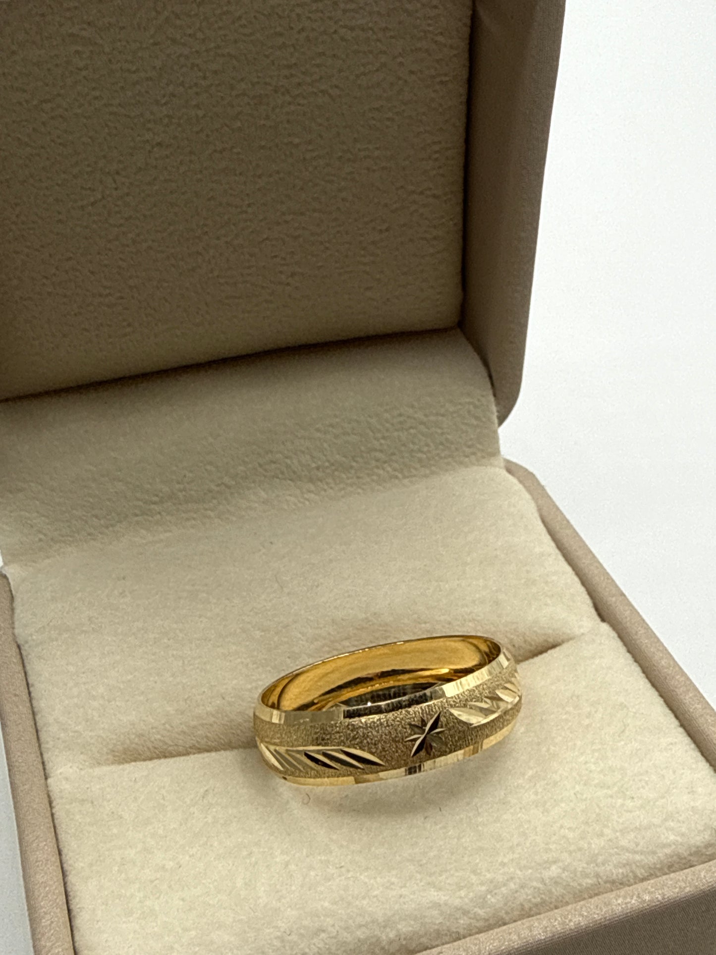 Anillo Rayado Estrella Oro amarillo 18k / Talla 11 / 2,39 Gr / 6,30 mm