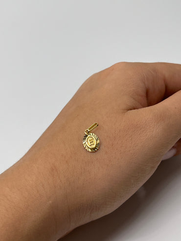 Dije Letra E Oro amarillo 18k 0,45 Gr / 7,5 mm / 0,9 Cm