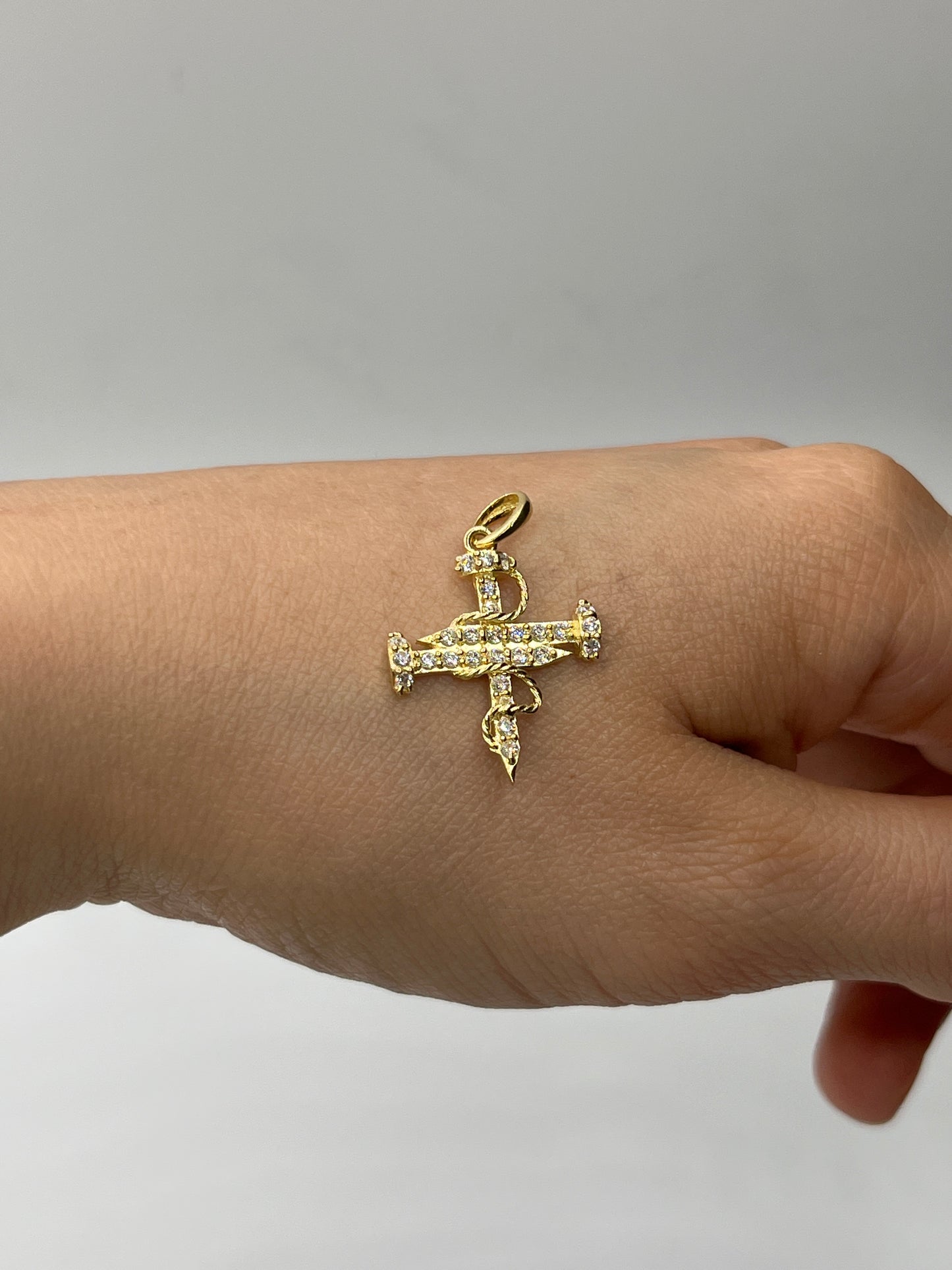 Dije cruz clavo circon blanco Oro amarillo 18k 2,28 Gr / 18,65 mm / 2,30 Cm