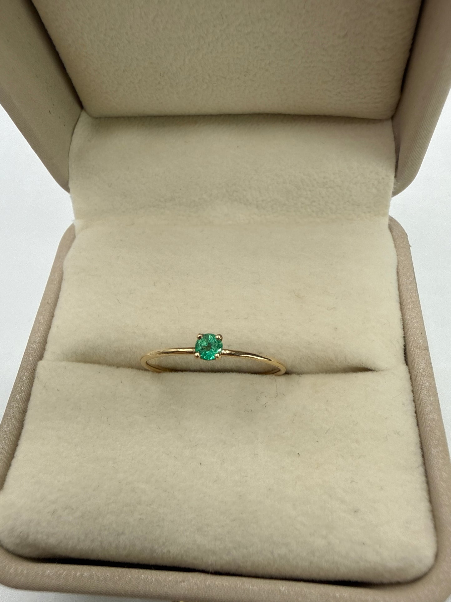 Anillo Solitario Esmeralda 0.11Ct Oro It Amarillo / Talla 8 1/2 / 0.87 Gr