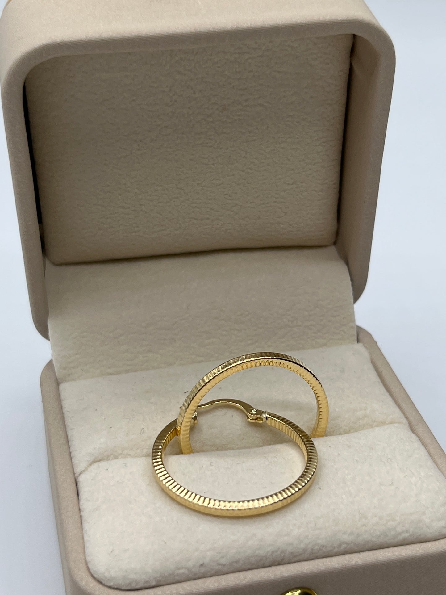 Candonga Troquelada Oro amarillo 18k 1,66 Gr / 2,5 Cm