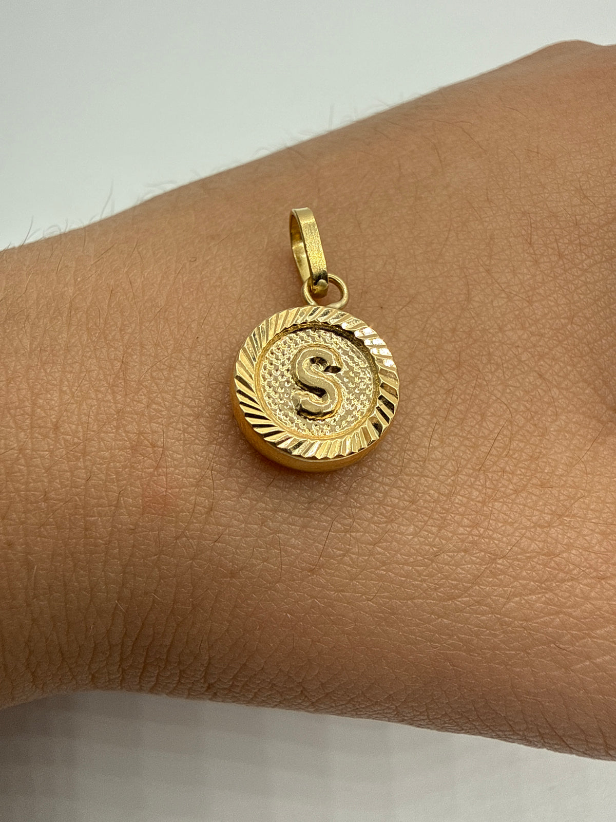 Dije Letra S Diamantada Oro amarillo 18k 0,70 Gr / 10 mm / 1 Cm