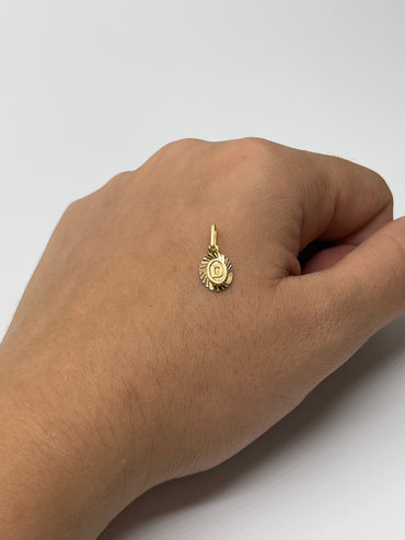 Dije Letra D Oro amarillo 18k 0,46 Gr / 7,5 mm / 0,9 Cm