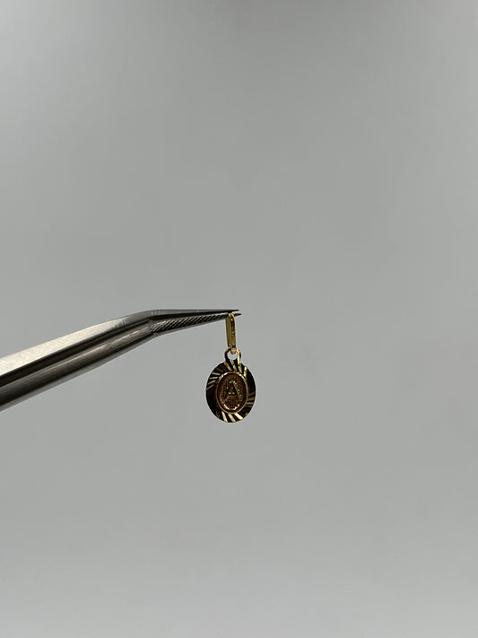 Dije letra A Oro amarillo 18k 0,45 Gr / 7 mm / 1,1 Cm