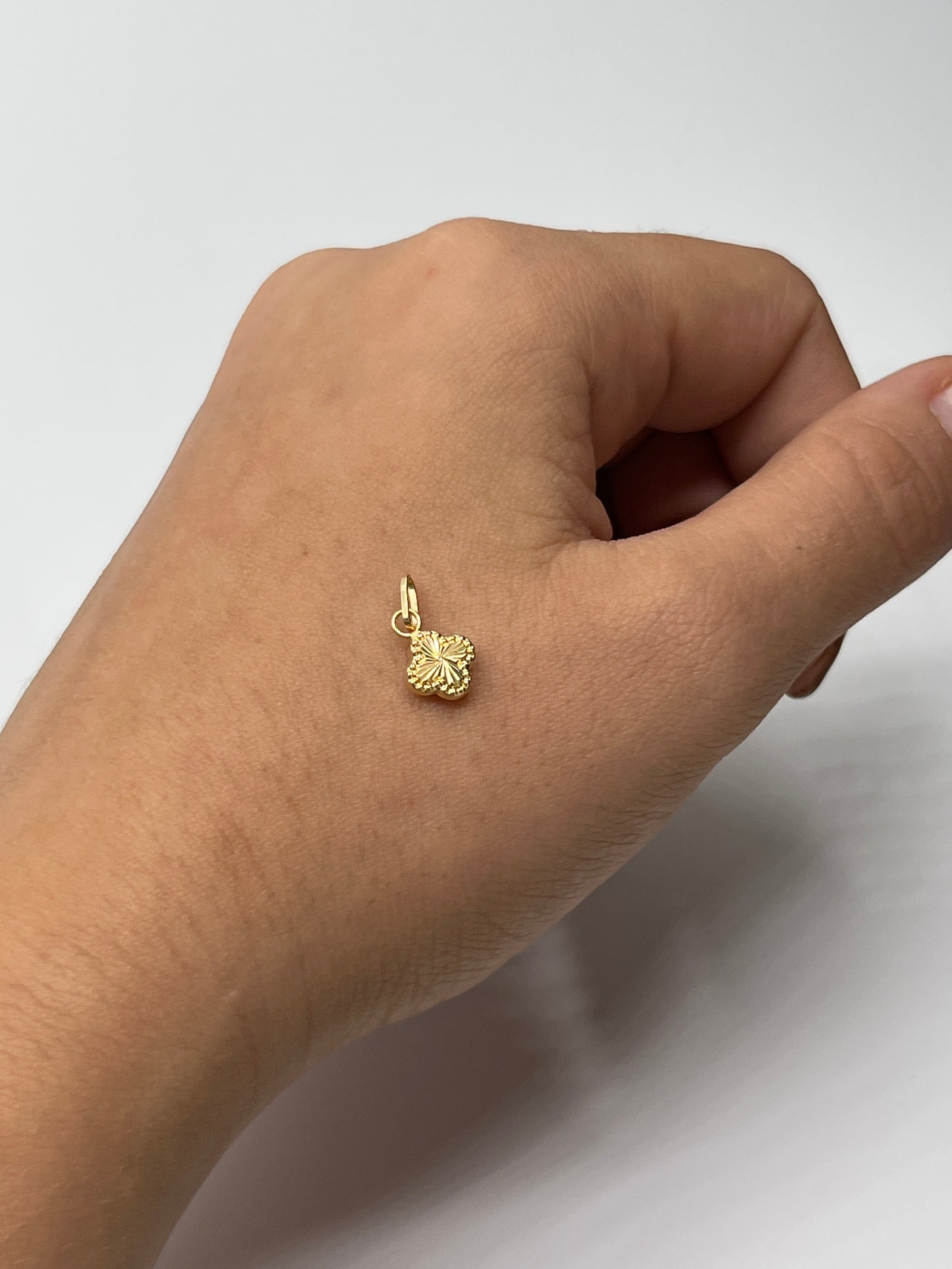 Dije Trebol Diamantado Oro amarillo 18k 0,34 Gr / 7,6 mm / 0,7 Cm