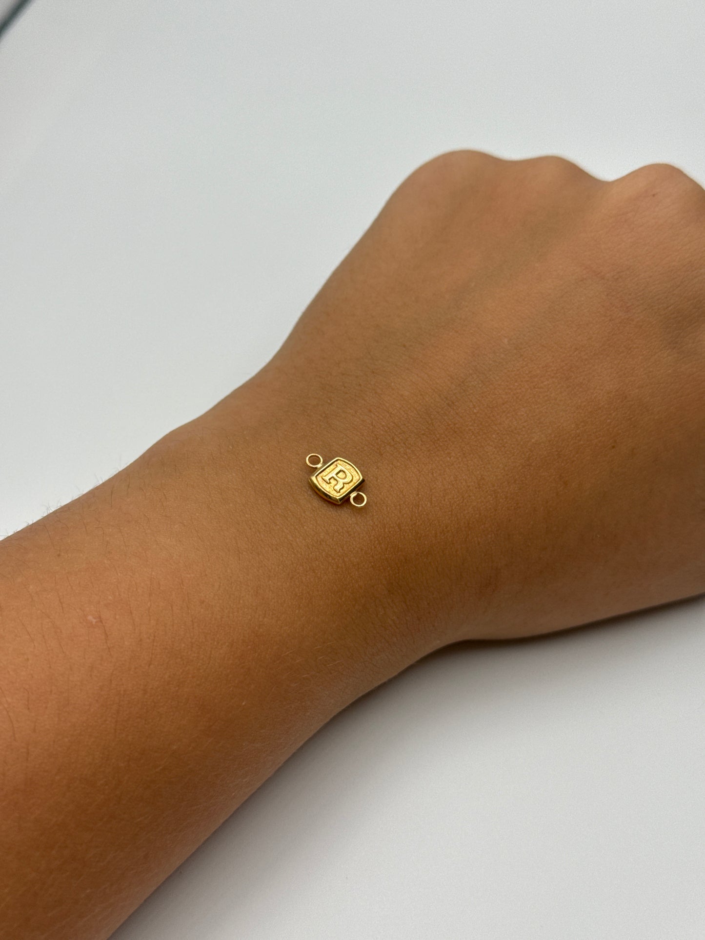 Herraje letra R Oro amarillo 18k 0,28 Gr / 0,8 Cm