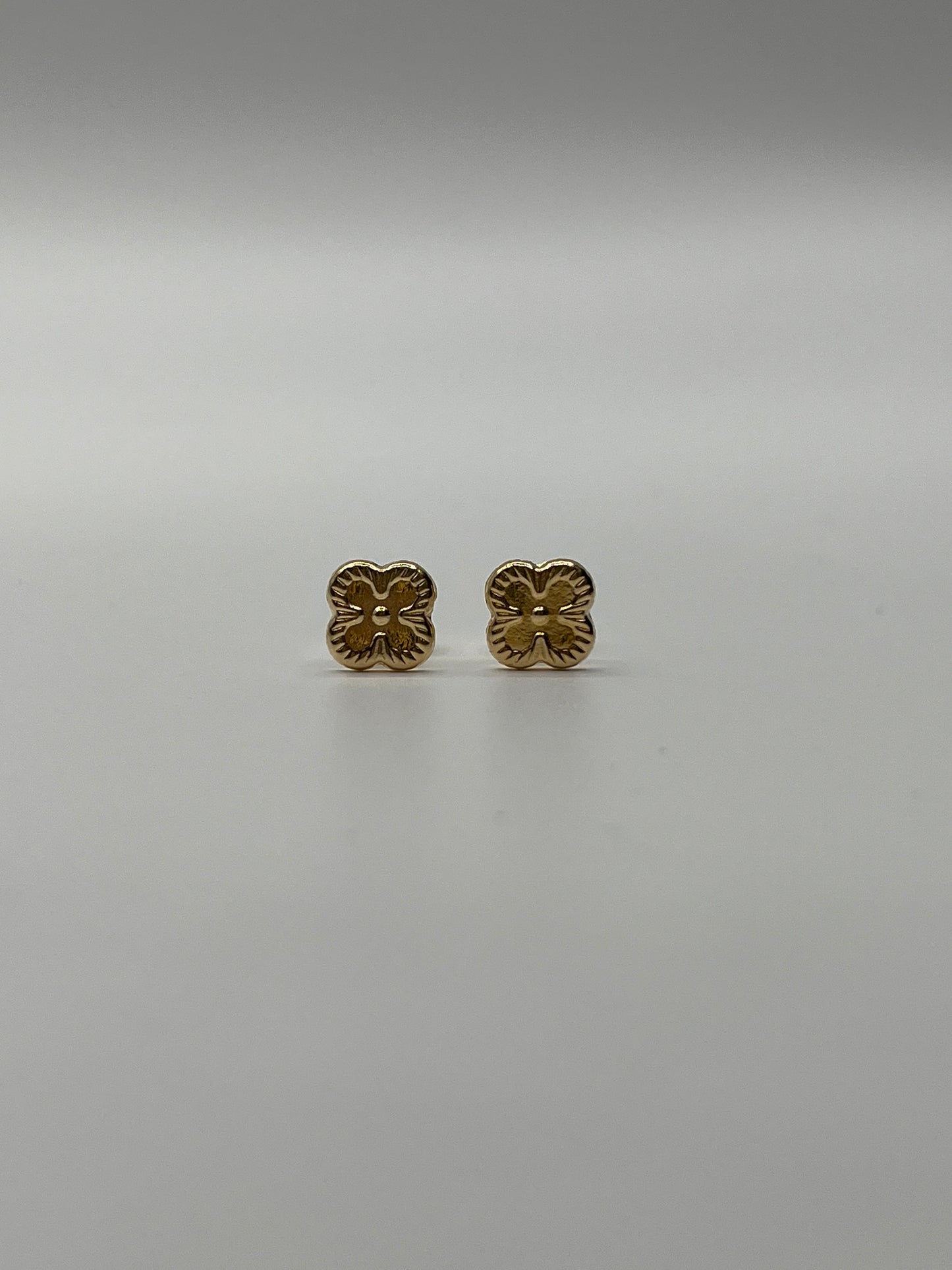 Topos Flor Oro amarillo 18k 0,79 Gr / 8,3 mm
