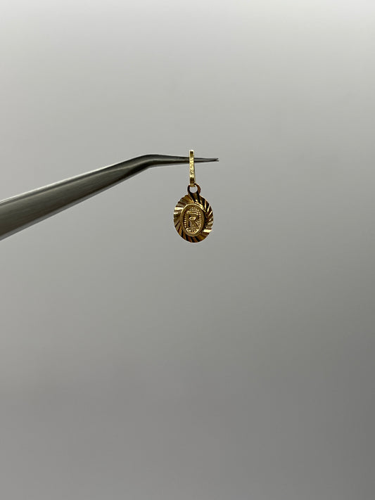 Dije Letra R Oro amarillo 18k 0,45 Gr / 7,5 mm / 1 Cm