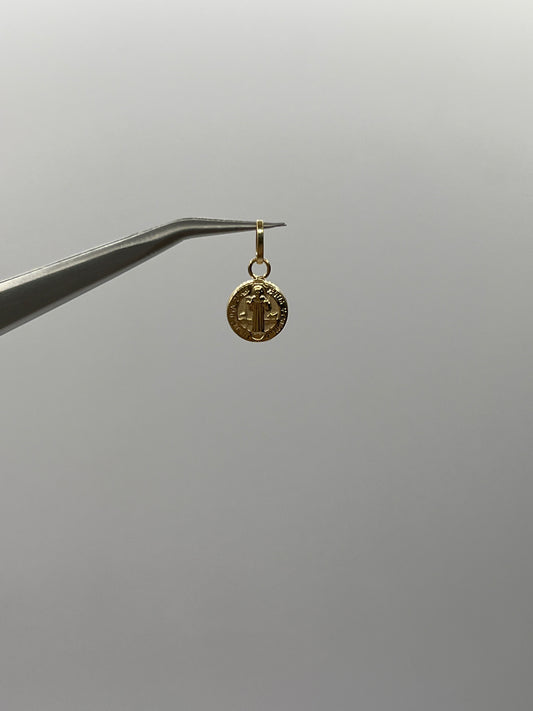 Dije San Benito Oro amarillo 18k 0,44 Gr / 8,2 mm / 0,8 Cm