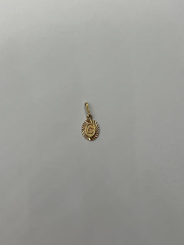 Dije Letra C Oro amarillo 18k 0,44 Gr / 7,5 mm / 1 Cm