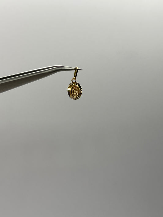 Dije Letra C Oro amarillo 18k 0,44 Gr / 7,5 mm / 1 Cm