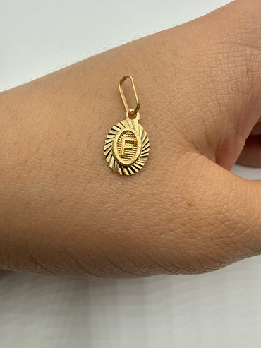 Dije Letra F Oro amarillo 18k 0,46 Gr / 7,50 mm / 1,2 Cm