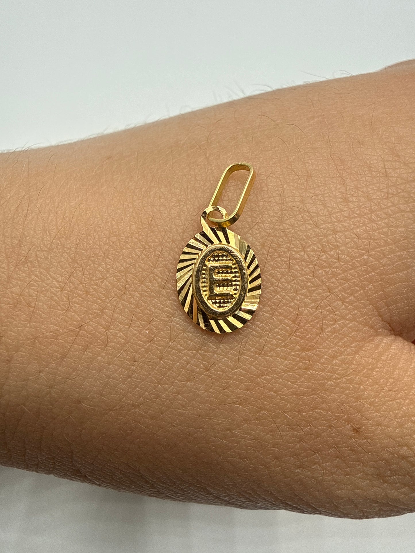 Dije Letra E Oro amarillo 18k 0,46 Gr / 7,50 mm / 1,3 Cm