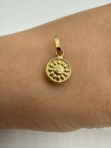 Dije Sol Oro amarillo 18k 0,37 Gr / 7,5 mm / 0,75 Cm