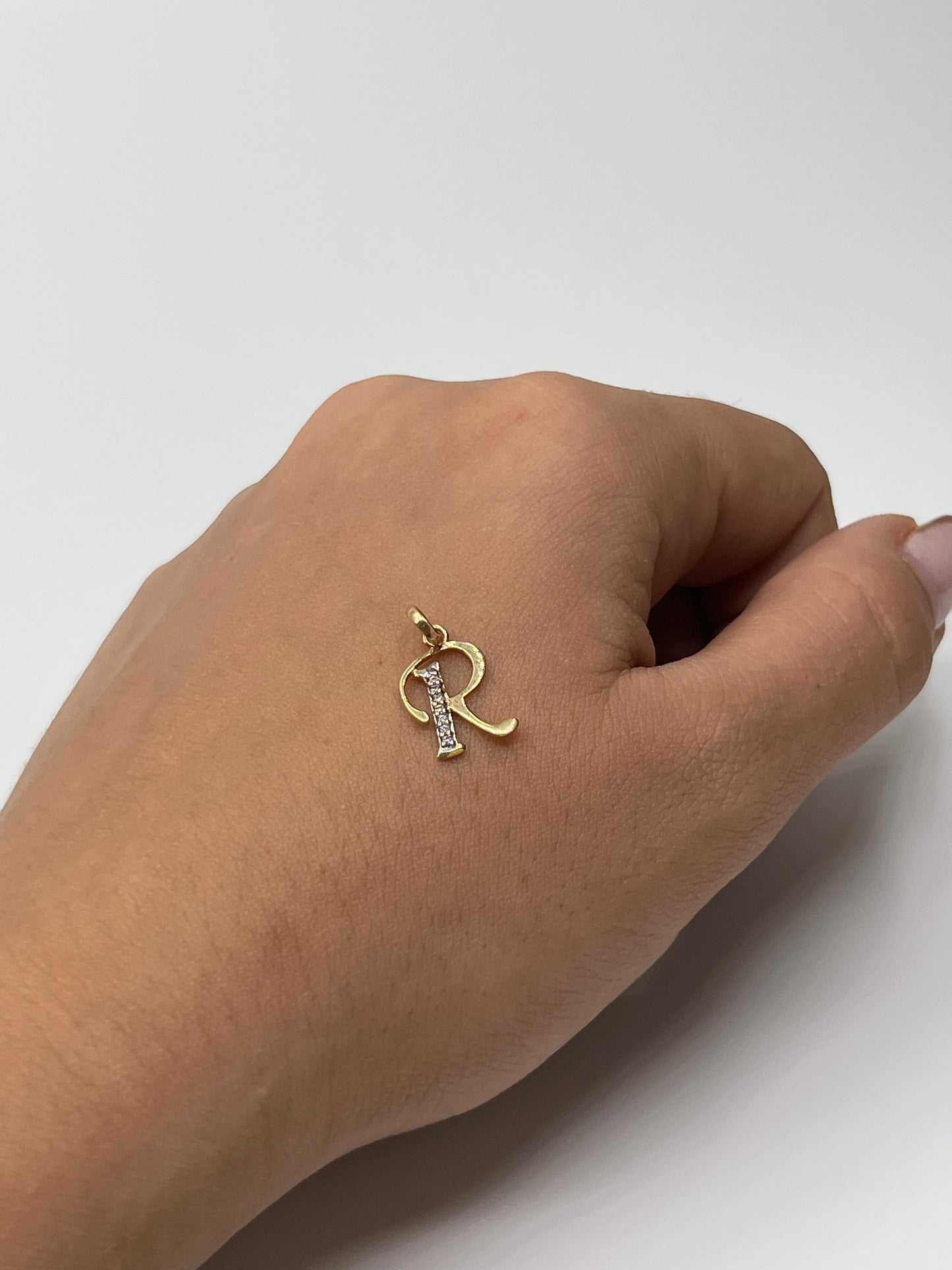 Dije Letra R Circon Blanco Oro amarillo 18k 0,66 Gr / 9,4 mm / 1,1 Cm