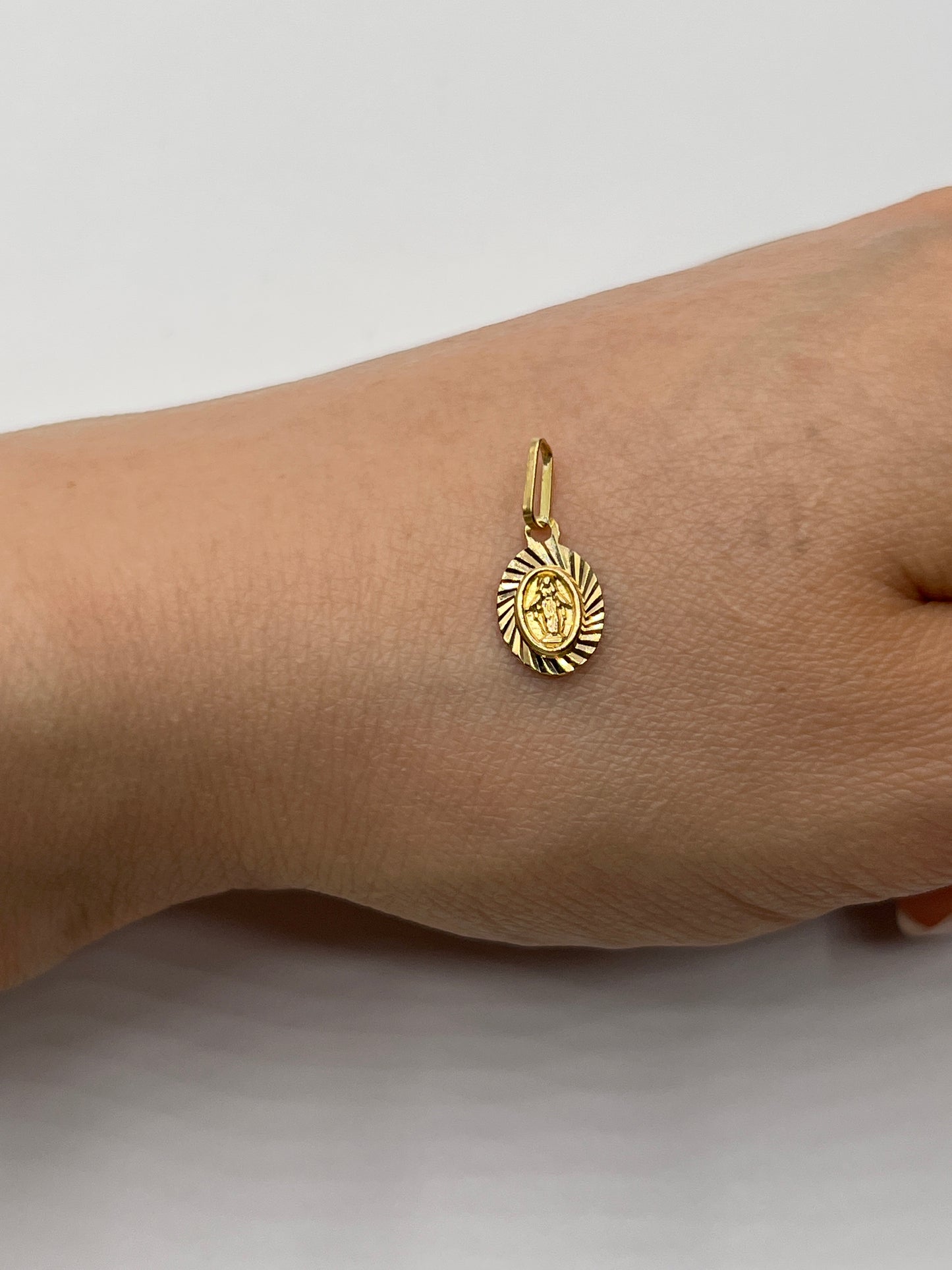 Dije Virgen Milagrosa Oro amarillo 18k 0,45 Gr / 7,4 mm / 1 Cm