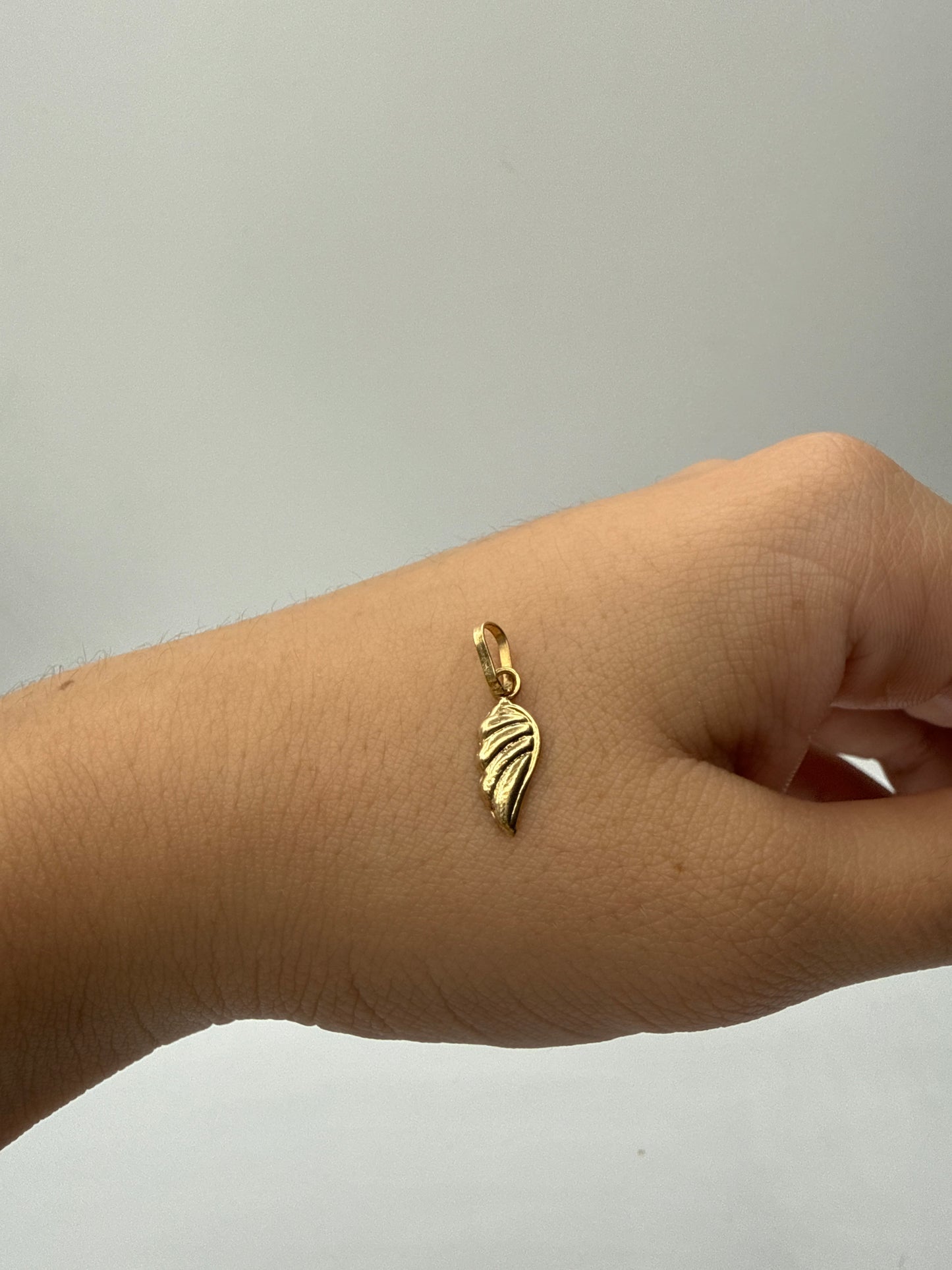 Dije Ala Oro amarillo 18k 0,30 Gr / 5,25 mm / 1,3 Cm