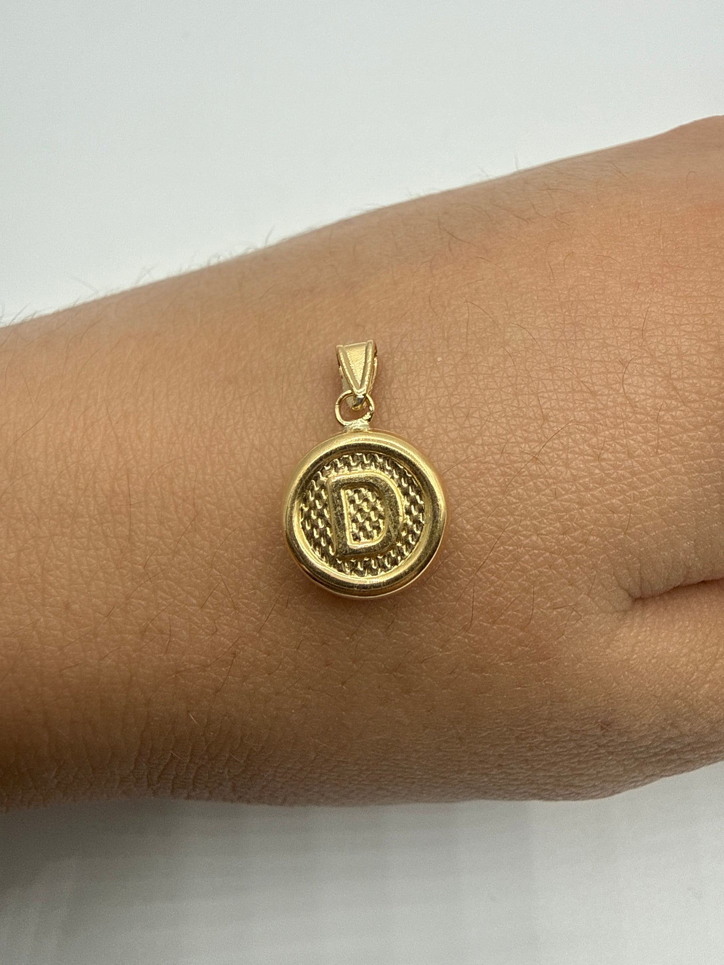 Dije Letra D Oro amarillo 18k 0,56 Gr / 10 mm / 1 Cm