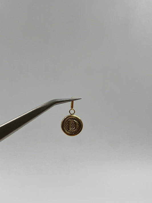 Dije letra D Oro amarillo 18k 0,56 Gr / 10 mm / 1,1 Cm